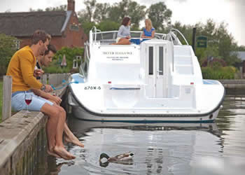 Boat interior image 4